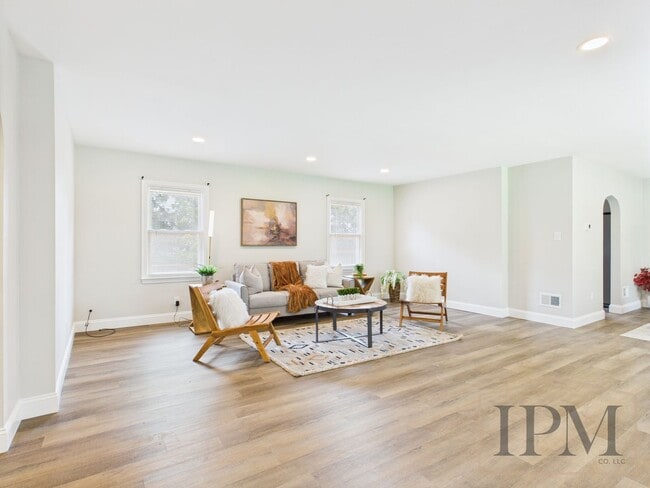 Building Photo - Available Now! Beautiful 3 Bedroom 2 Bath ...