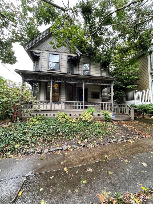 Building Photo - Large Victorian in Goose Hollow-   5 Bedrooms