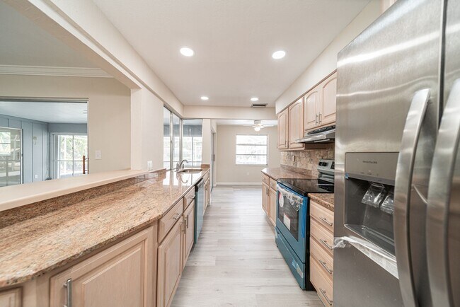 Building Photo - Welcome to your dream rental in Cape Coral! This fully remodeled, MONTH TO MONTH available home.