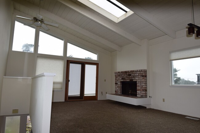 Building Photo - Quiet and Charming 3 Bedroom 2 Bath Home i...