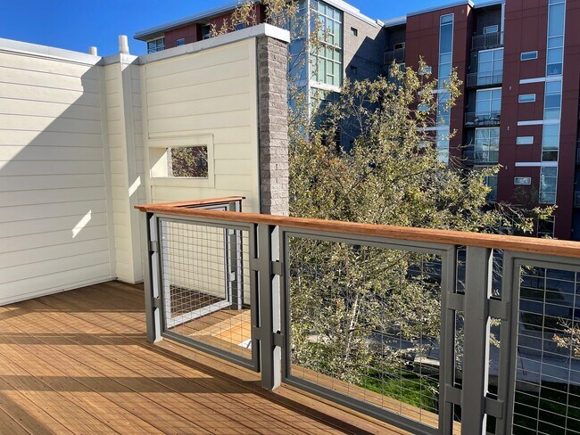 Building Photo - Contemporary Townhome East side of Downtow...