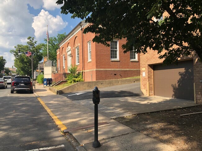 Building Photo - 147 Main St