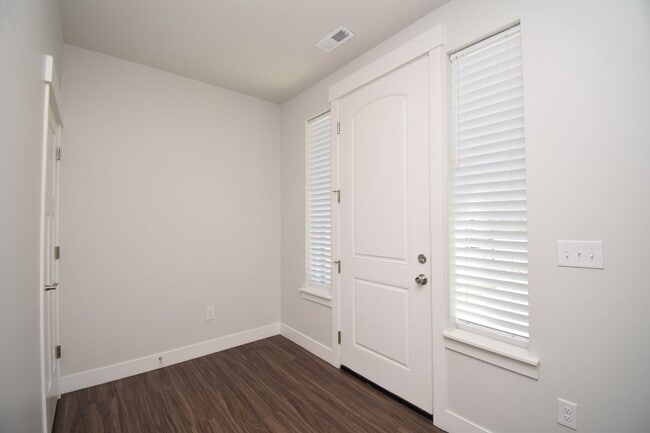 Building Photo - Bright 3 bed Condo with Pool, HOA, and Great Amenities!!