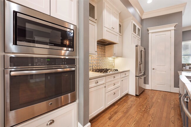 Building Photo - 212 W 6th St