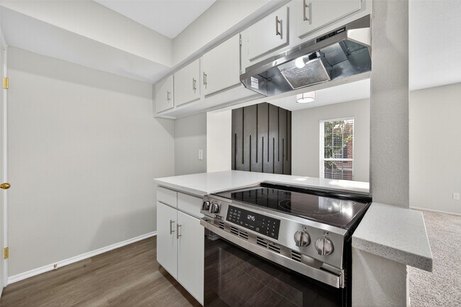 Building Photo - 6410 Del Monte Dr