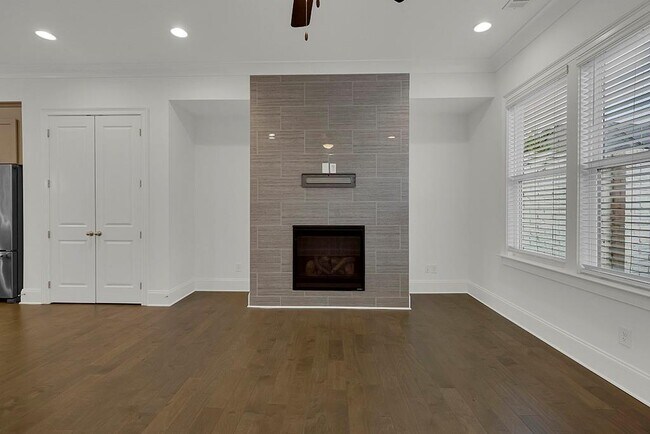 Building Photo - 6807 Encore Blvd