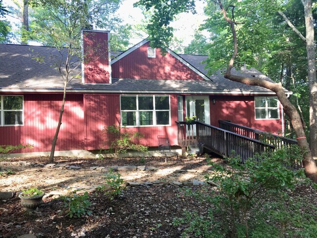 Building Photo - Black Mountain Rental