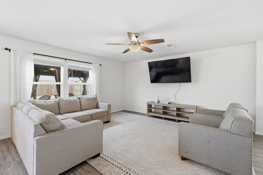 Building Photo - 16041 Pious Dr