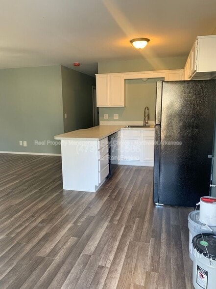 Building Photo - 205 W Parks St