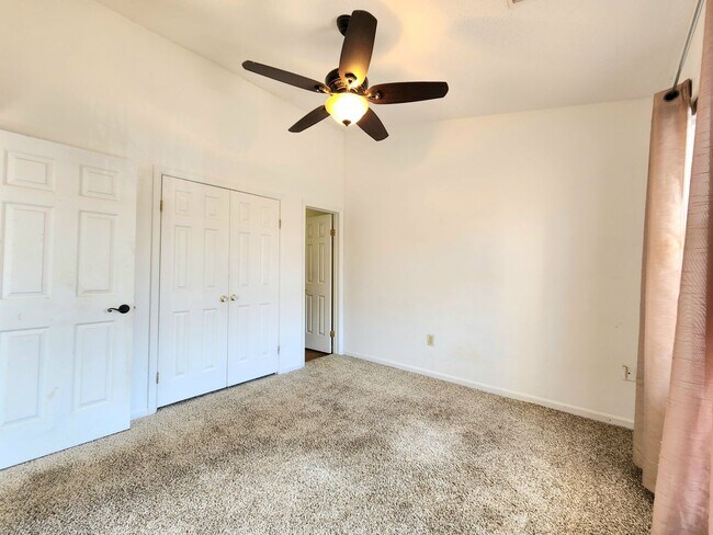 Building Photo - Top Floor Condo in Gated Community!