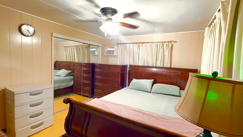 Building Photo - 2668 Kalihi St