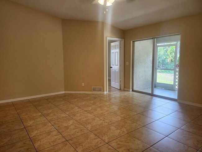 Building Photo - 3 bedroom 2 bath 1 car garage duplex