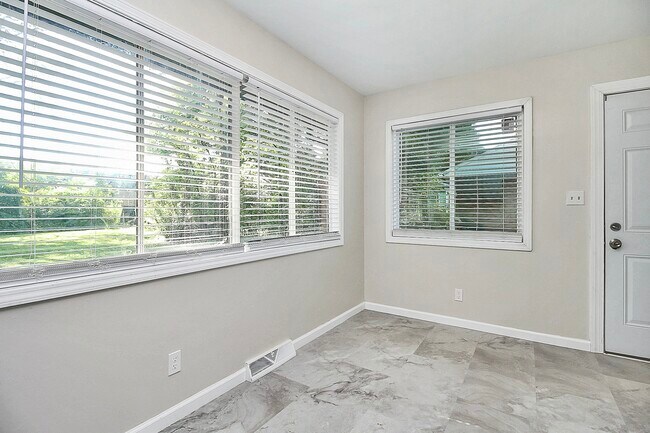 Building Photo - 2244 English Dr