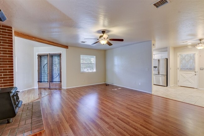 Building Photo - 3 bedroom, 3 bath home close to downtown P...