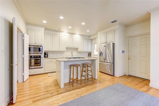 Building Photo - 2310 Briarglen Dr