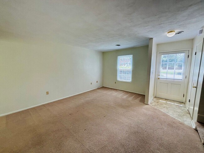 Building Photo - 2 Bedroom, 1.5 Bath Townhouse
