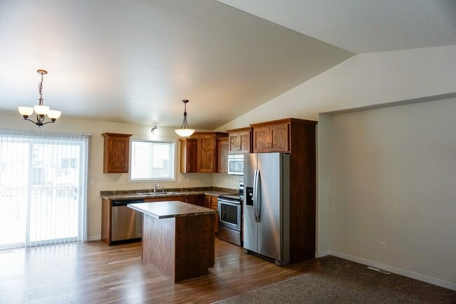 Building Photo - 3 Bed 2 Bath Twin Home