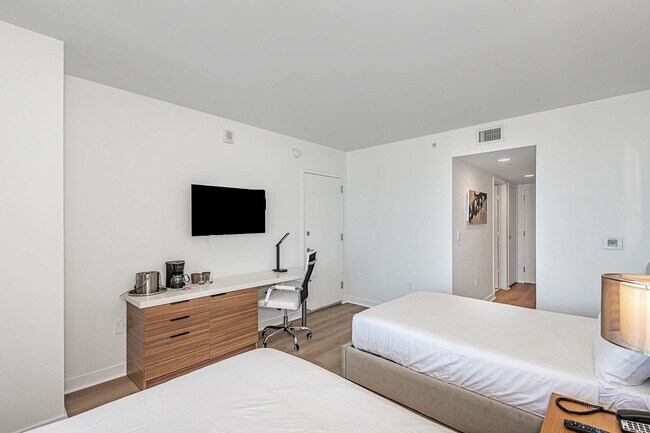 Building Photo - 2602 E Hallandale Beach Blvd