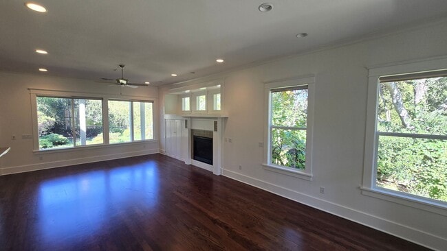 Building Photo - Private, peaceful home on nearly half an a...