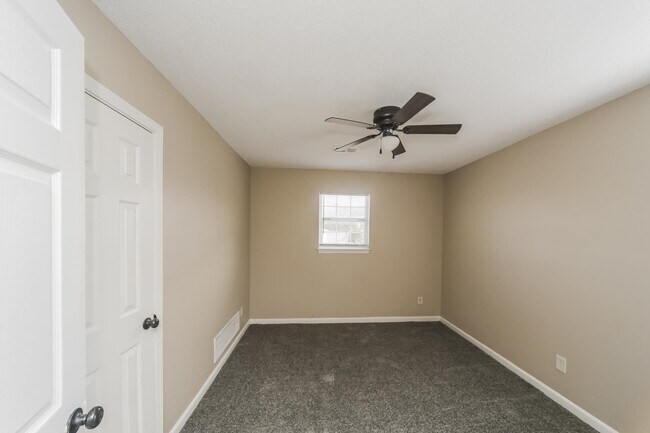 Building Photo - 4663 Royal View Dr