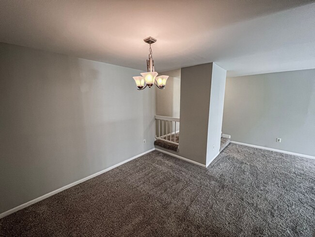 Building Photo - Sun-filled 2 Bed 1.5 Bath With Bonus Offic...