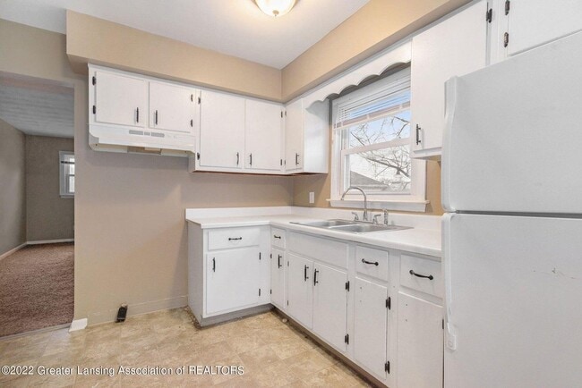 Building Photo - 858 E Greenlawn Ave