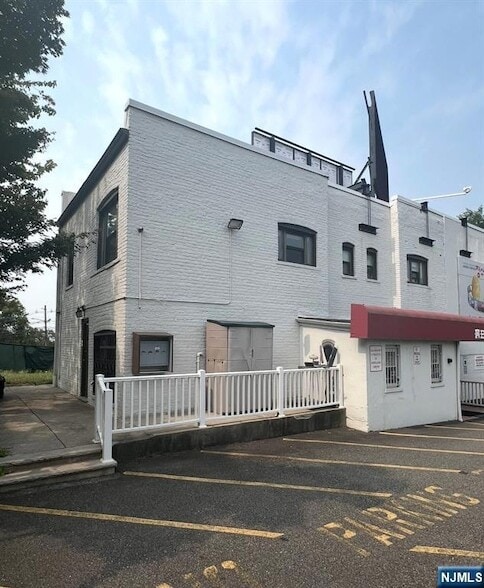 Building Photo - 432 Broad Ave