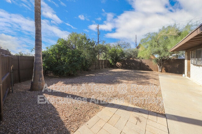 Building Photo - 4014 E Fairmount St