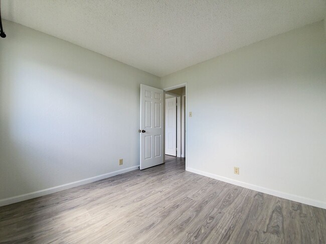 Building Photo - Rarely available! Upgraded ground floor 2b...