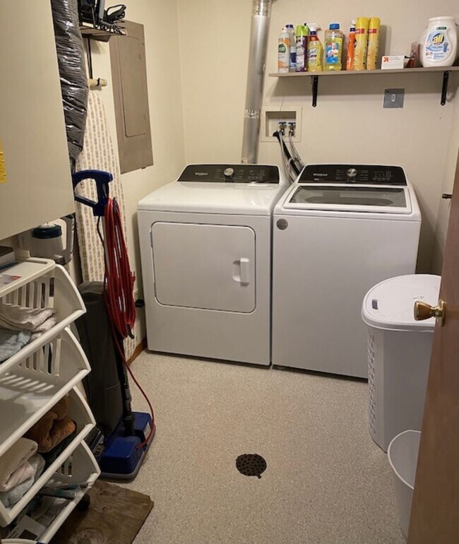 Building Photo - FURNISHED SEASONAL RENTAL