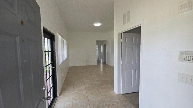 Building Photo - 2801 Riverside Dr