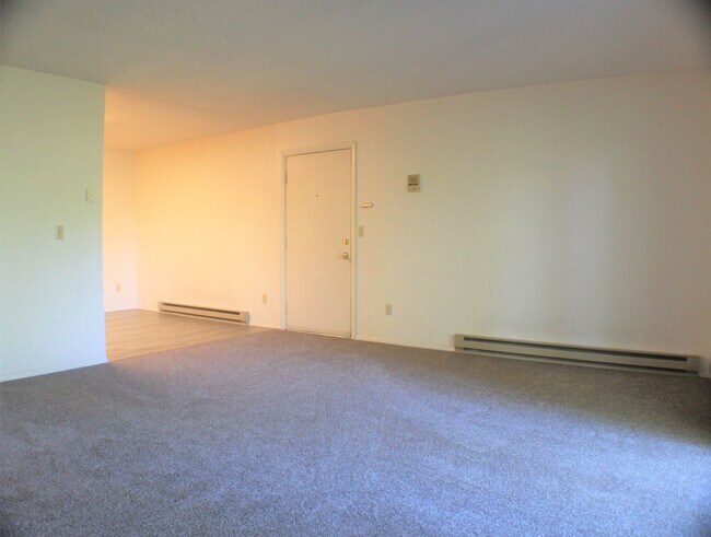 Building Photo - Large 2 bedroom 1 bathroom in the heart of...
