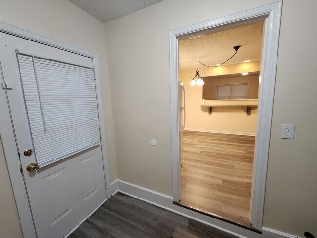 Building Photo - Adorable 2 bedroom with updates and washer/dryer hook-ups