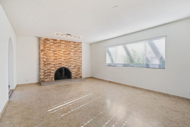 Building Photo - 11000 Meadow Glen Way E