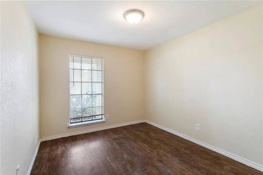 Building Photo - 5427 Bungalow Ln