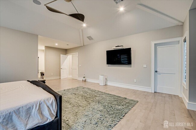 Building Photo - 3979 Park Ave