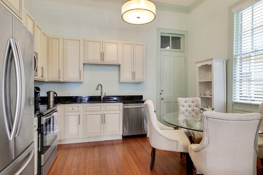 Fully Appointed Kitchen with seating - 5221 Magazine St