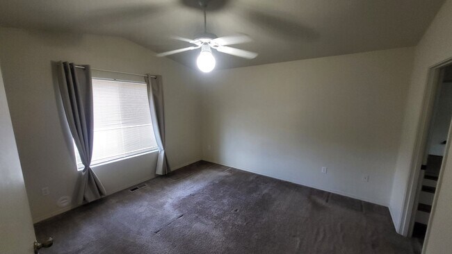 Building Photo - 562 NE Negus Loop