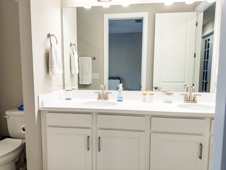 Building Photo - 16126 San Donato Pl