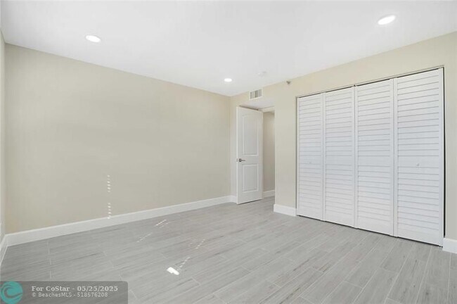 Building Photo - 3200 Port Royale Dr N