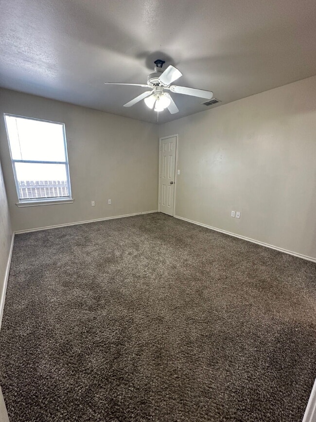 Building Photo - Duplex with easy access to the loop