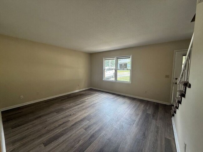 Building Photo - Updated Townhome! 2BR, Freshly Painted/ Ne...