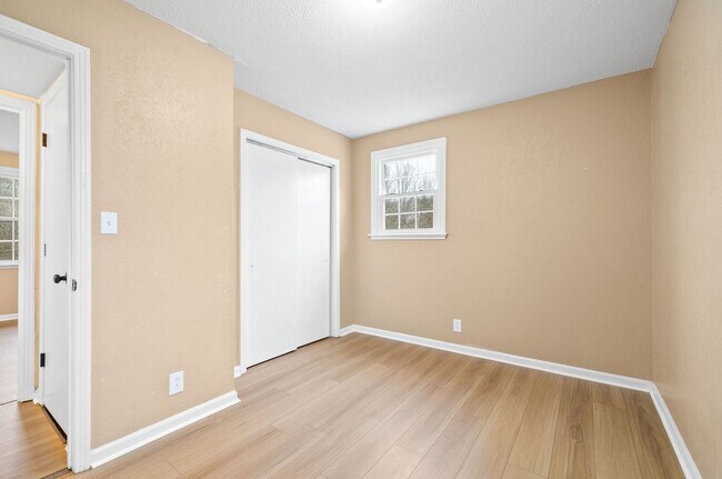 Building Photo - 3 Bedroom Pet Friendly Home For Rent!