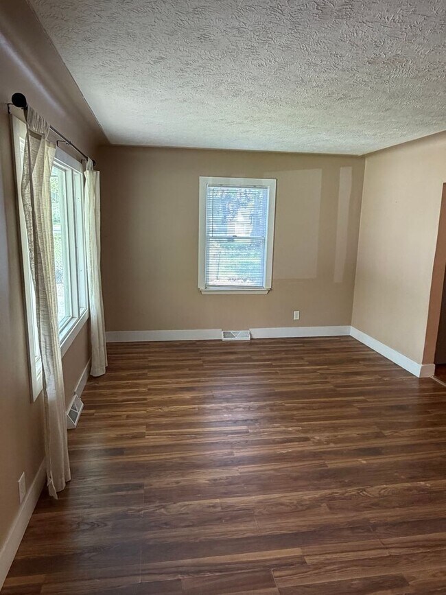 Building Photo - Secluded & Charming 3BR/1BA in Lansing — Section 8 Approved