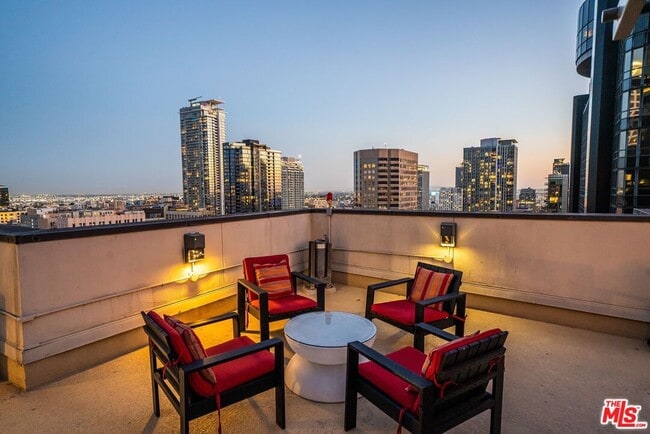 Building Photo - 655 S Hope St