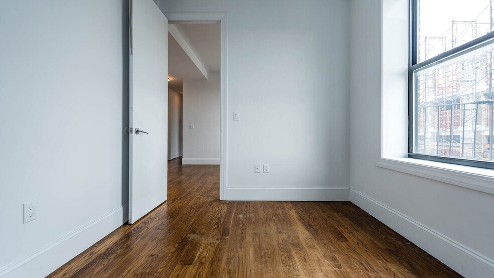 Building Photo - 16-25-25 Putnam Ave