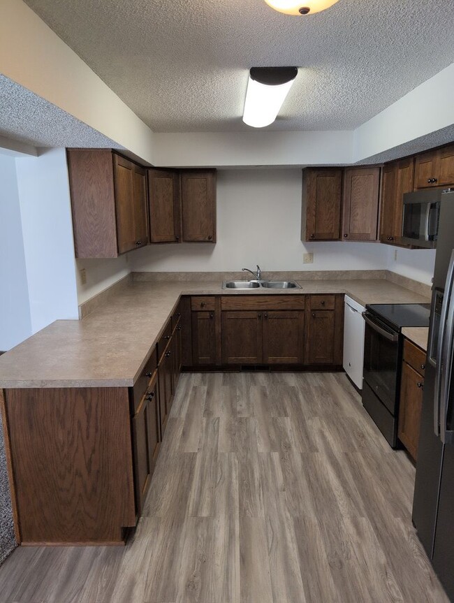 Building Photo - Fully Updated 3 Bedroom 3 Bath Townhouse with 2 Stall Attatched Garage