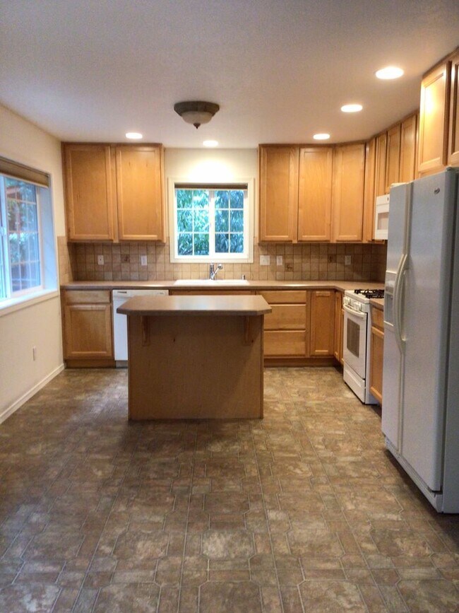 Building Photo - Spacious 3 Bedroom Duplex in Washougal