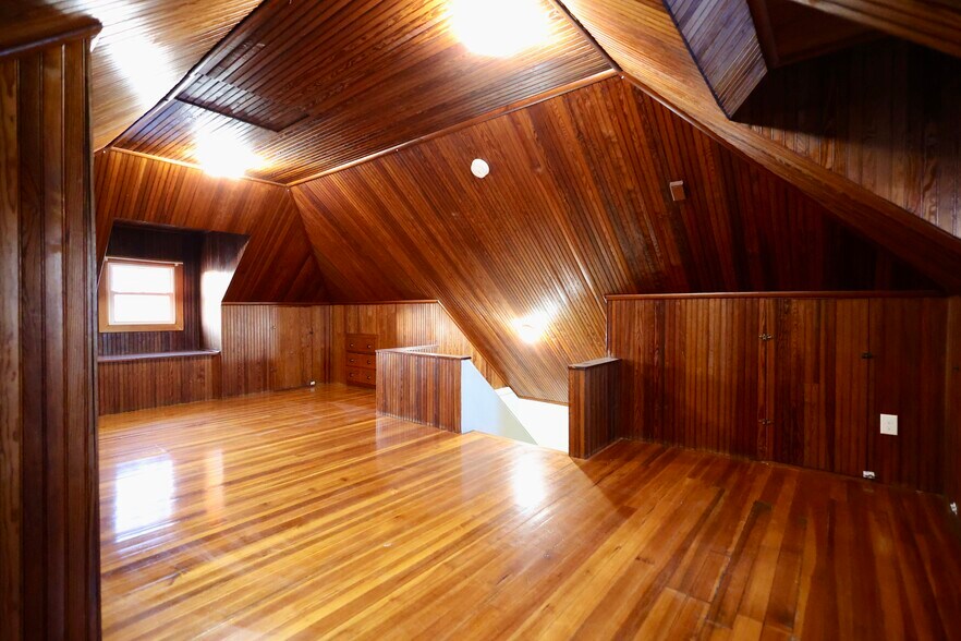 Building Photo - 31 Anthony St