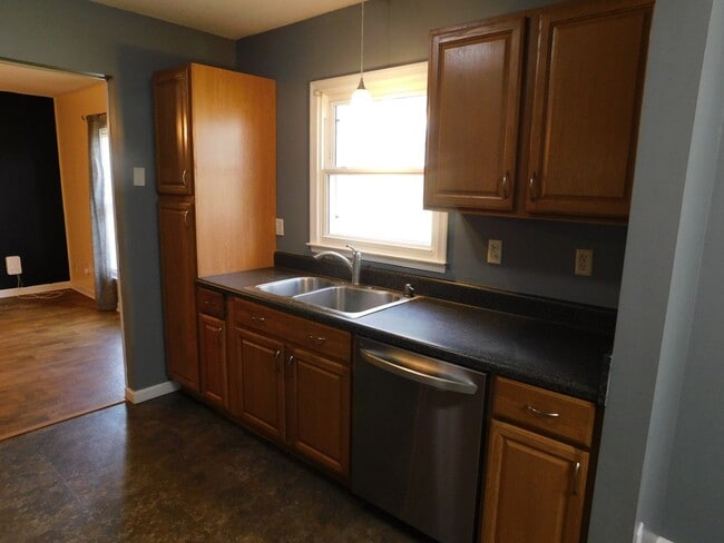 Building Photo - Quaint Family Home